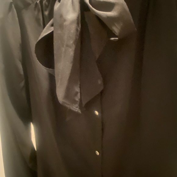 Jaclyn Smith, black blouse with Silvertone buttons - Picture 8 of 16